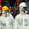 IAEO-Experte Nesimi Kilic (links) und Pil-Soo Hahn untersuchen am 27.11.2013 eine Wasser-Dekontaminierungsanlage von TEPCO am Atomkraftwerk Fukushima. Foto: Greg Webb / IAEA